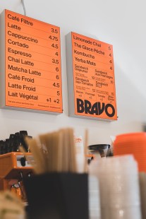 Le décor du café boutique arbore avec parcimonie l’orangé brûlé caractéristique de Bravo musique.