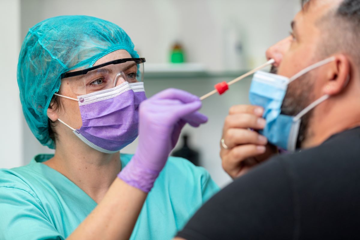 Un membre du personnel de la santé teste un patient pour la COVID-19.