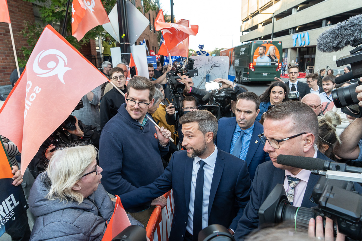 Gabriel Nadeau-Dubois, coporte-parole de Québec solidaire, devant une foule de partisans à l'entrée des bureaux de TVA le soir du Face-à-face 2022.