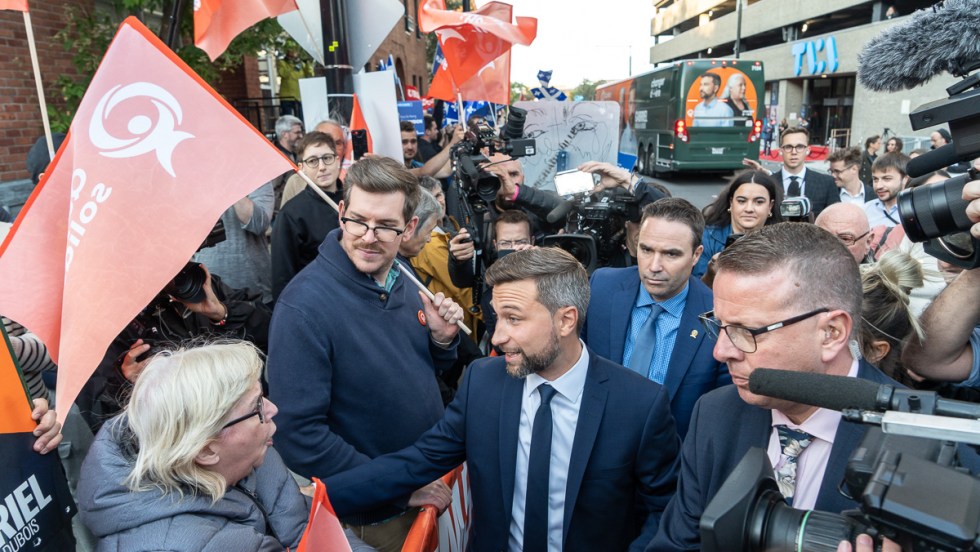 Gabriel Nadeau-Dubois, coporte-parole de Québec solidaire, devant une foule de partisans à l'entrée des bureaux de TVA le soir du Face-à-face 2022.