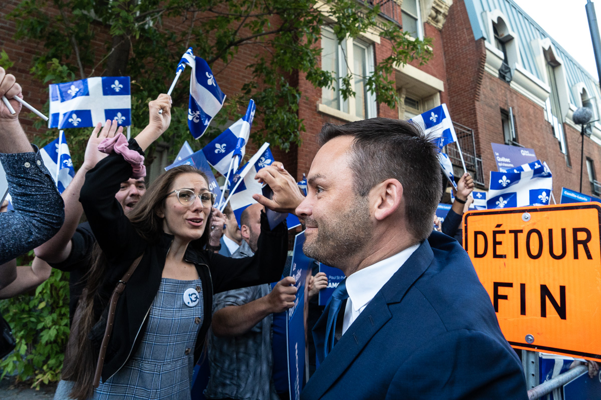 Le chef du PQ Paul St-Pierre Plamondon salue une foule de militants péquistes.