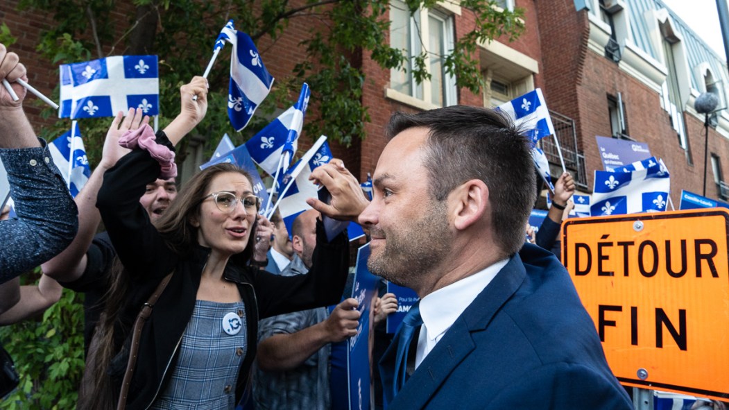 Le chef du PQ Paul St-Pierre Plamondon salue une foule de militants péquistes.