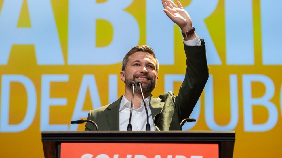 Gabriel Nadeau-Dubois devant un lutrin livre un discours lors des élections provinciales 2022.