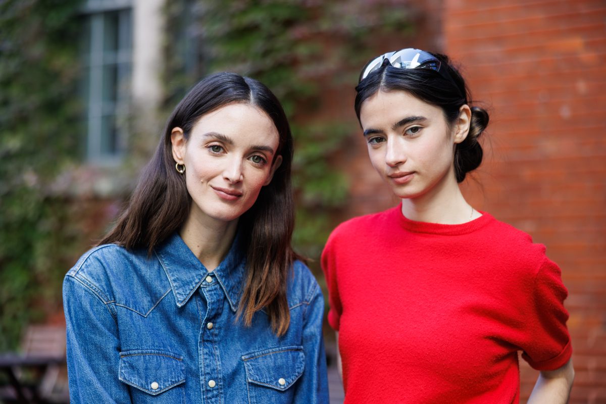 Charlotte LeBon et Sara Montpetit en promo pour le film Falcon Lake