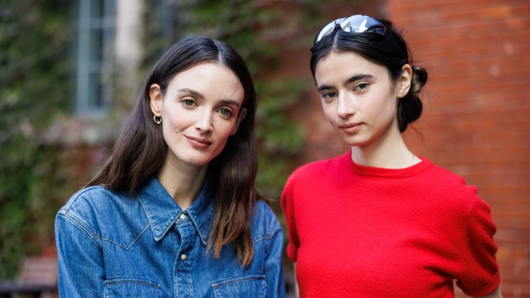 Charlotte LeBon et Sara Montpetit en promo pour le film Falcon Lake