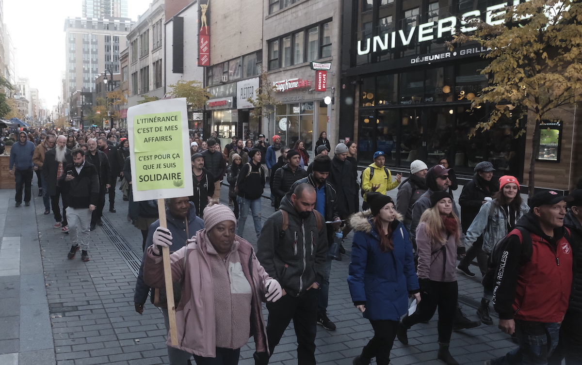 Avant de s'installer sur la place Émilie-Gamelin, les participants à la Nuit des sans-abris ont défilé dans le centre-ville pour faire entendre leur voix.