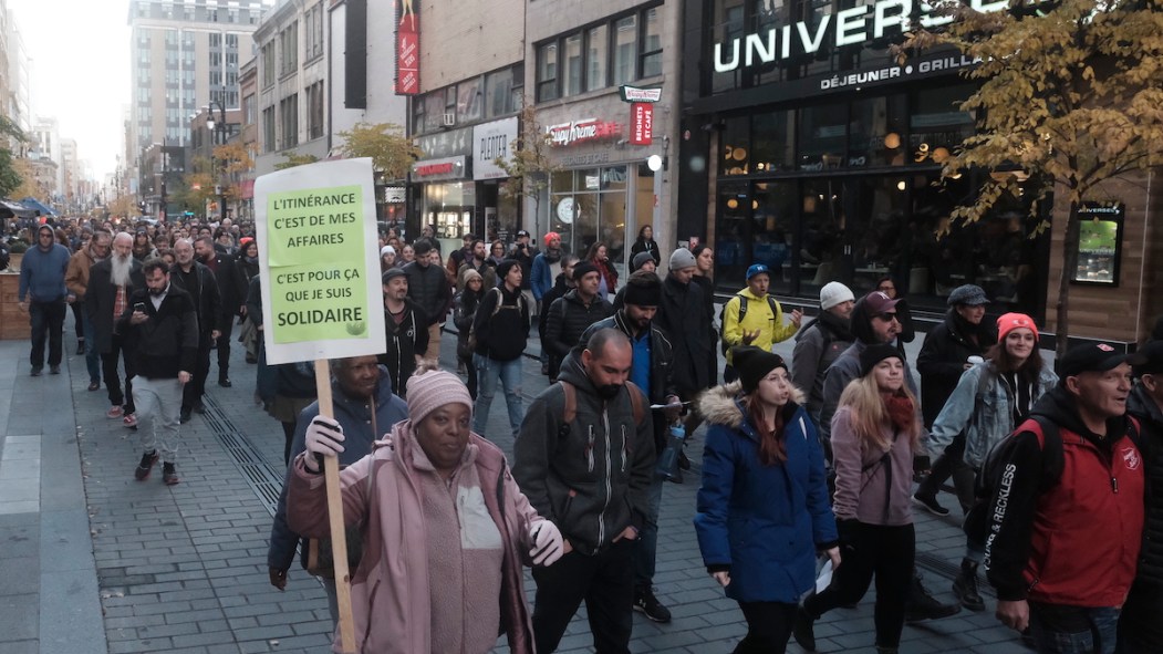 Avant de s'installer sur la place Émilie-Gamelin, les participants à la Nuit des sans-abris ont défilé dans le centre-ville pour faire entendre leur voix.