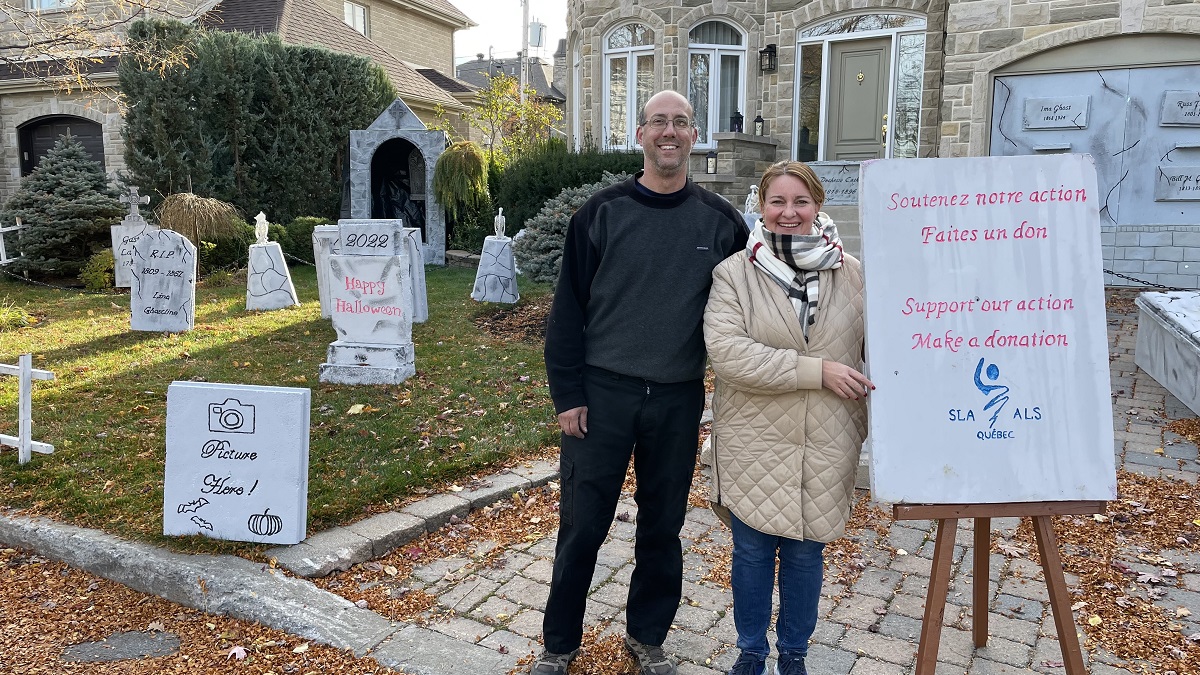 Benoît Nadeau et Catherine Pinelli devant leurs décorations d’Halloween.