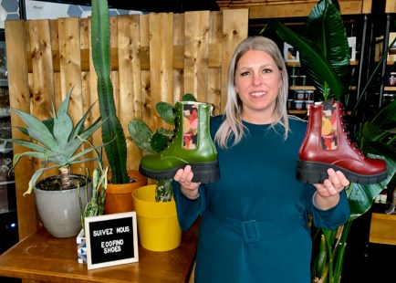 Myriam Labrecque, créatrice des produits chez Chaussures Porto-Fino, présente les nouvelles chaussures Écofino en cuir de cactus.