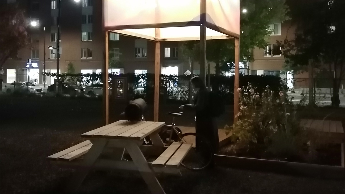 Bénévole questionnant une personne itinérante dans un parc de Griffintown lors de la soirée de dénombrement de l'itinérance du 11 octobre.