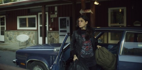 Nahéma Ricci incarne Jen, de retour dans son patelin isolé afin de faire la lumière sur la mort de sa sœur. Image fournie par Québecor Contenu