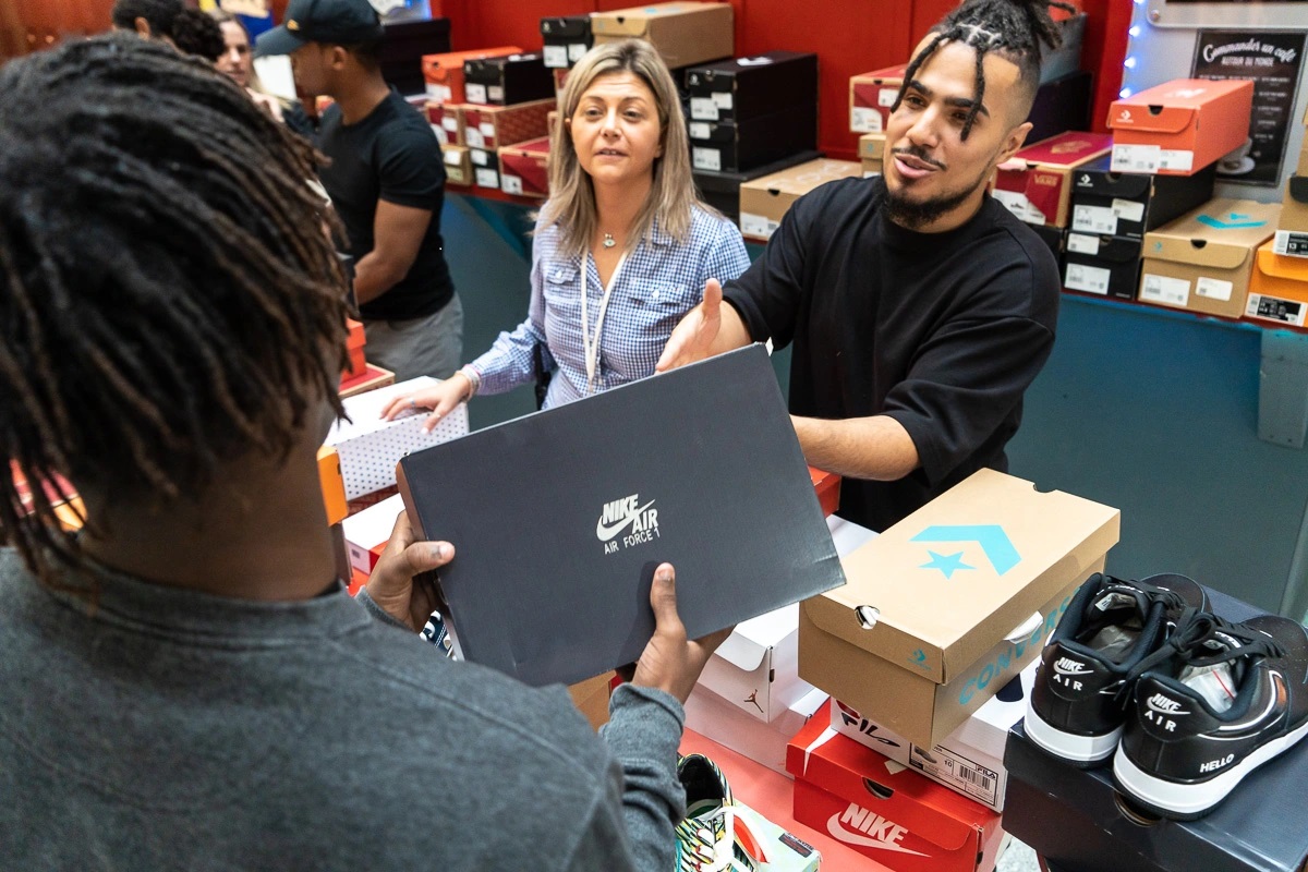 Julian Grau-Brown, un ancien élève du English Montreal School Board, aide à la distribution de souliers pour toute l'école.