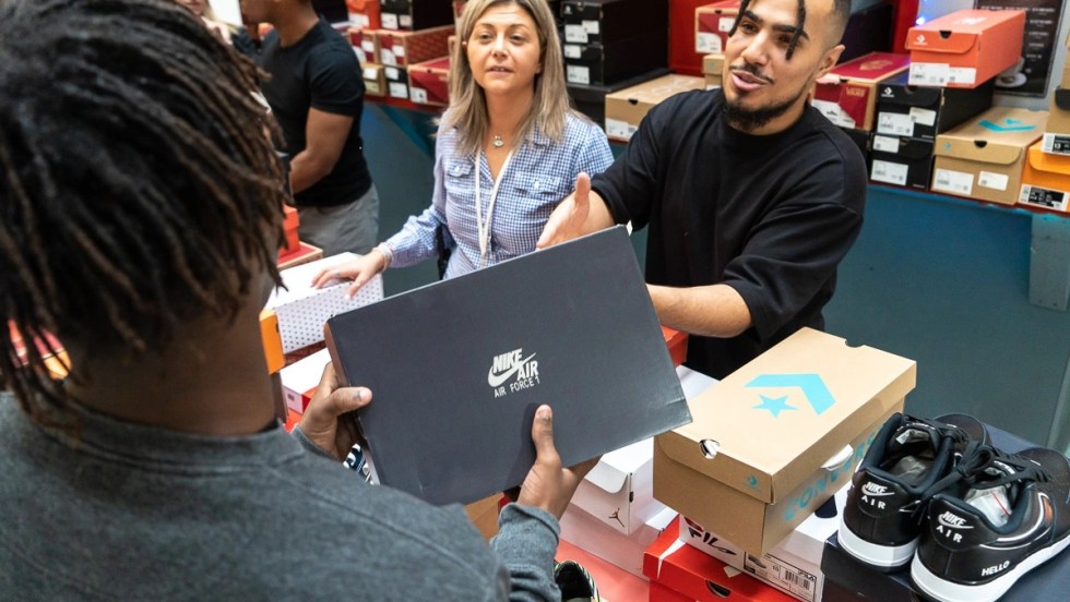 Julian Grau-Brown, un ancien élève du English Montreal School Board, aide à la distribution de souliers pour toute l'école.