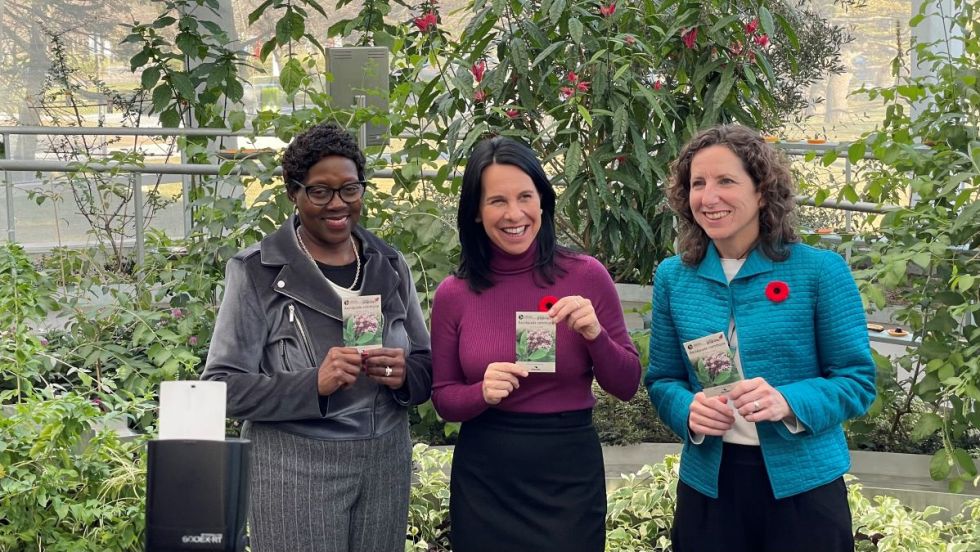 La mairesse Valérie Plante en compagnie de Elizabeth Maruma Mrema ainsi que la responsable de la transition écologique au comité exécutif de la Ville de Montréal, Marie-Andrée Mauger lors de la conférence de presse de l’annonce du plan.