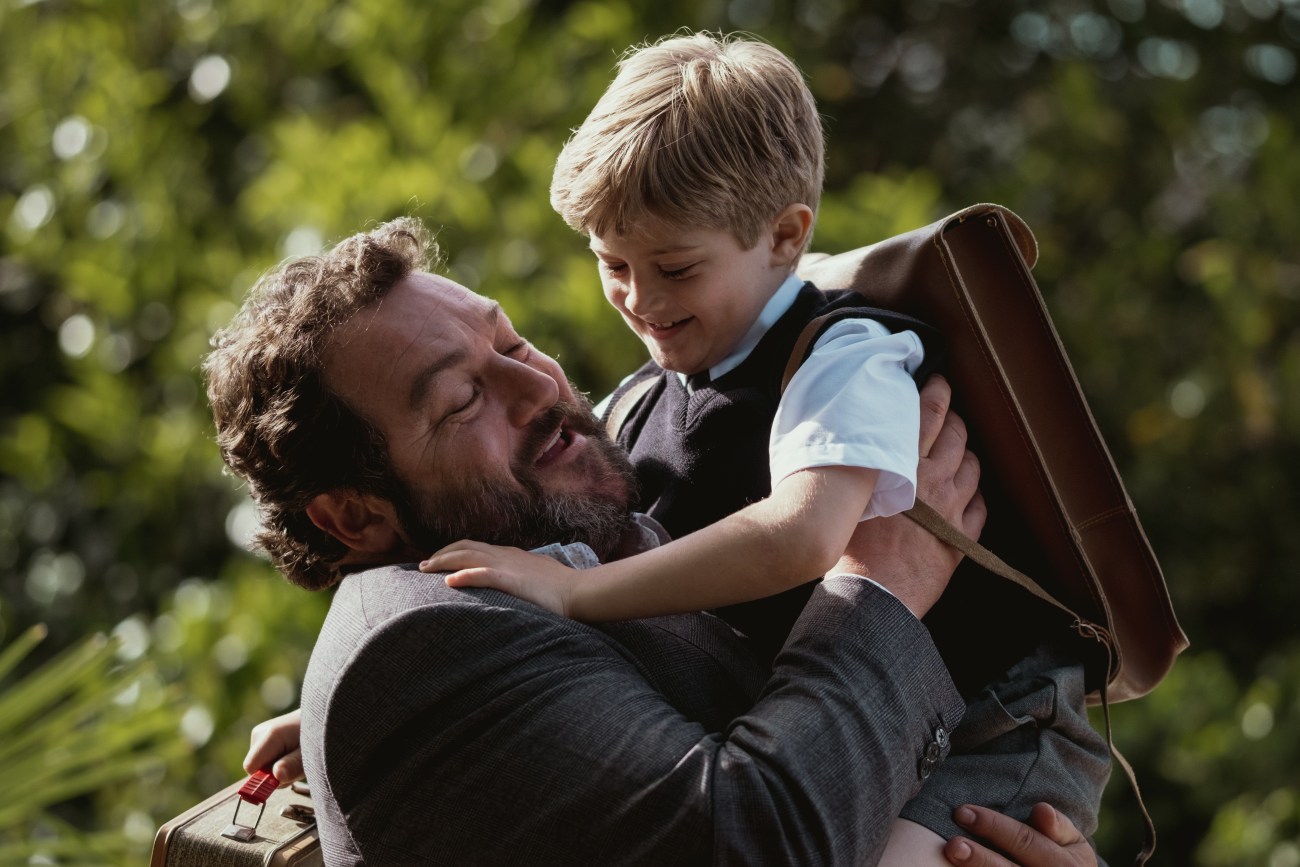 Romain Gary (incarné par Denis Ménochet) et son fils Diego dans « Chien blanc ». Photo : Belen-Garcia