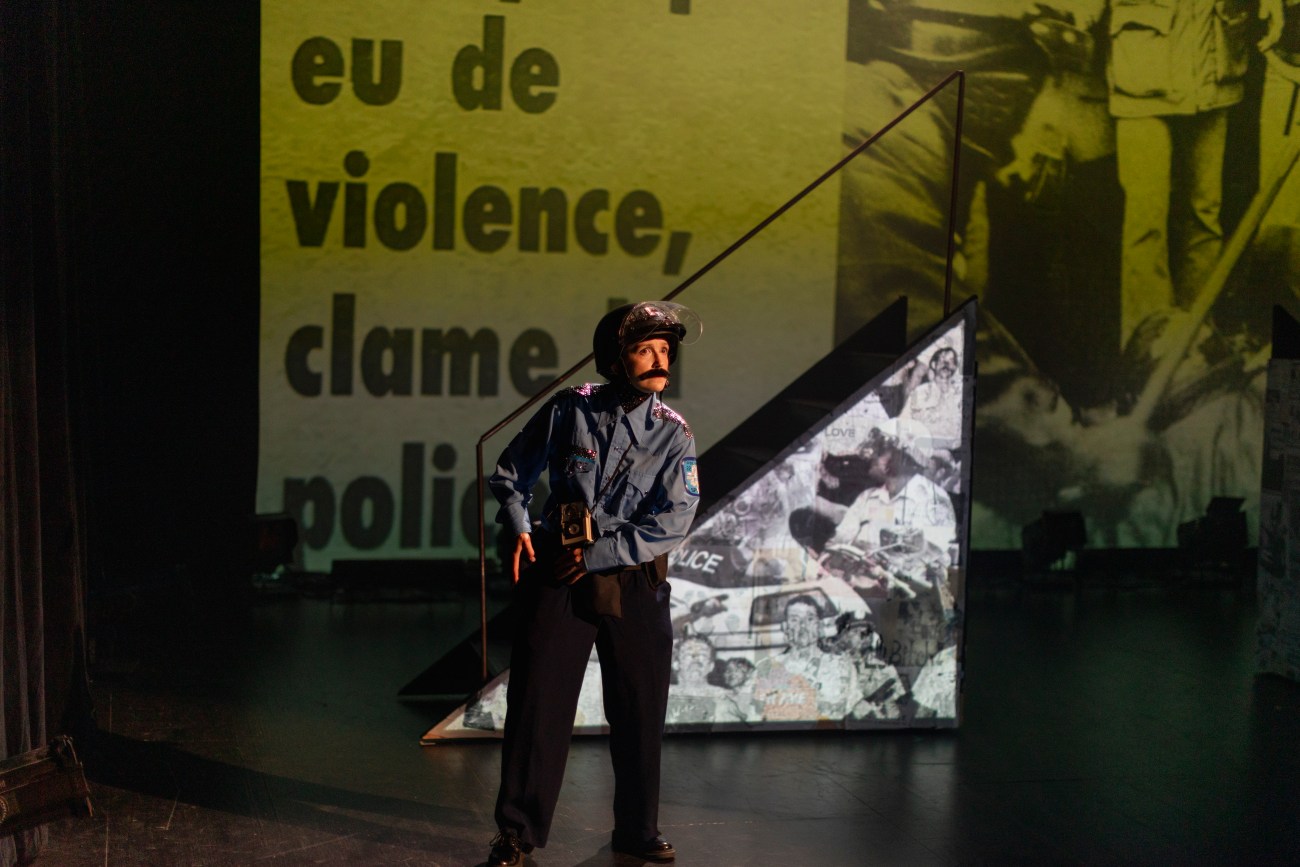 Dans « Ciseaux », Mélodie Noël Rousseau se glisse dans la peau ente autres d’un policier en pleine descente dans un bar gai. Photo : Katya Konioukhova