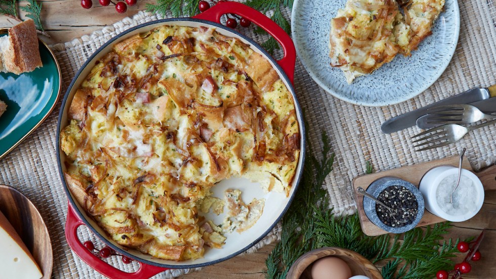 Croque-madame en casserole avec des oeufs