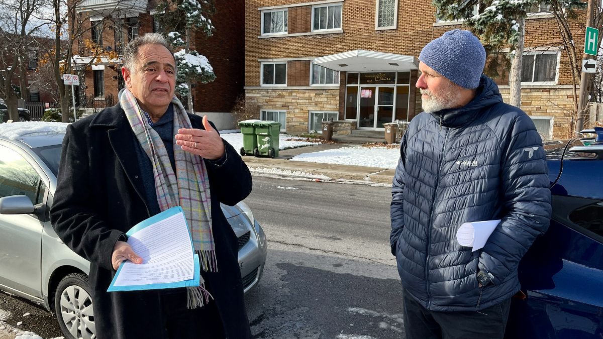 Le président du conseil des médecins de l'hôpital de Lachine, Paul Saba, en compagnie du député solidaire Vincent Marissal.