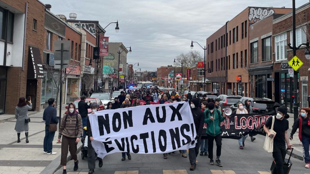 Les manifestants ont arpenté les rues de Saint-Henri avant de se rendre aux abords du campement sous l'autoroute Ville-Marie.