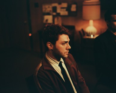 Xavier Dolan campe Elliot, frère benjamin de la famille Larouche, dans « La nuit où Laurier Gaudreault s’est réveillé ». Photo : Club illico