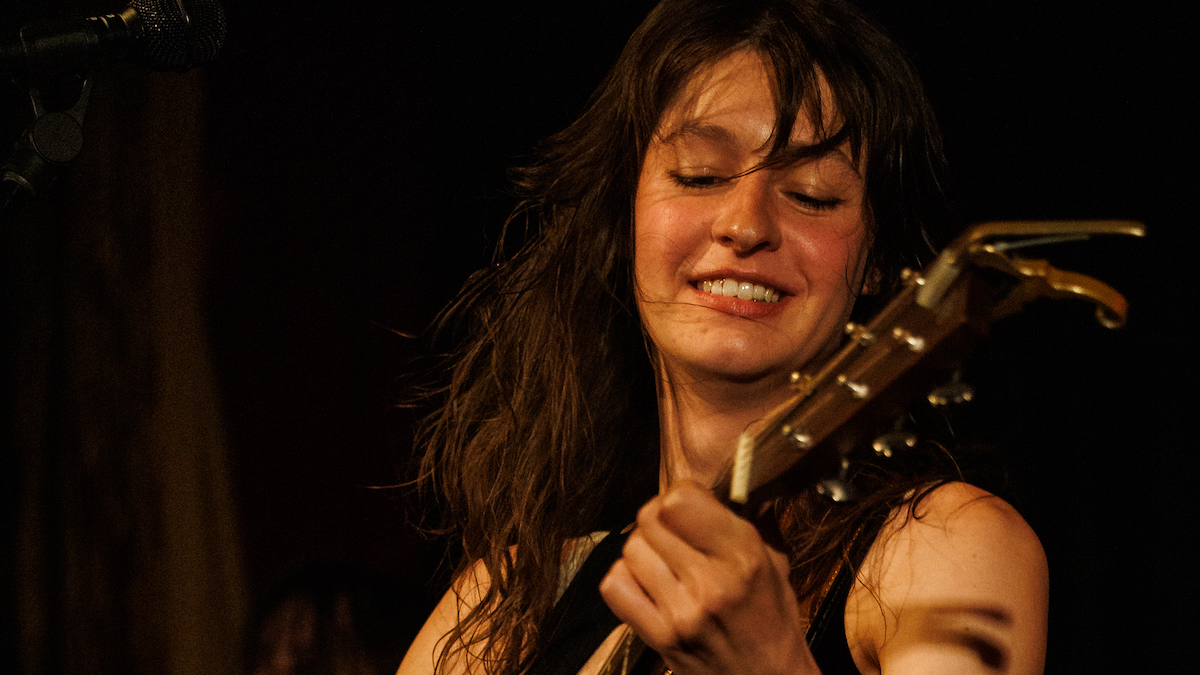 Au Gala alternatif de la musique indépendante du Québec (GAMIQ), qui a eu lieu dimanche soir, l’autrice-compositrice-interprète Lou-Adriane Cassidy a été sacrée artiste de l’année.