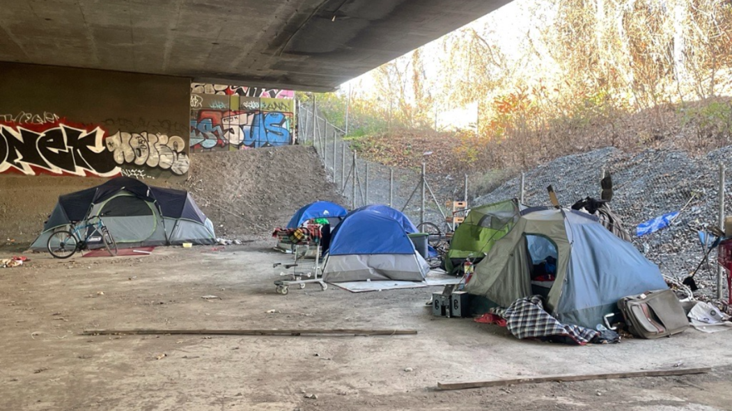 Le campement sous le l'autoroute Ville-Marie.