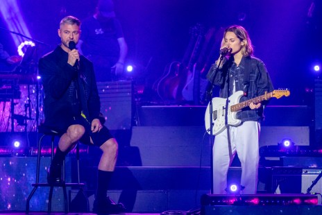 Pierre Lapointe et Marilyne Léonard ont uni leur voix sur scène lors du Premier Gala de l’ADISQ. Photo : Jean-François Leblanc