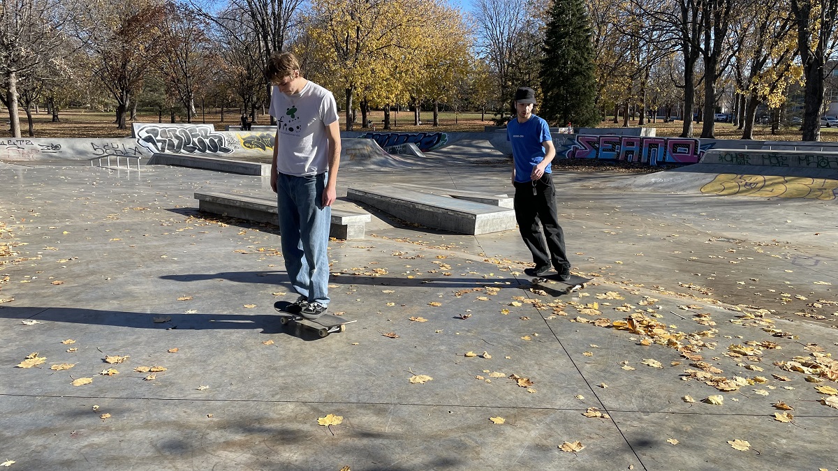 Les rouliplanchistes sont déjà nombreux au nouveau planchodrome du parc Ahuntsic.