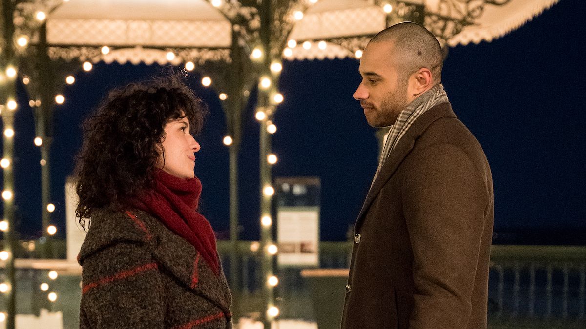 Virginie Fortin et Sacha Charles dans une scène de la comédie romantique à succès « 23 décembre », scénarisée par India Desjardins.