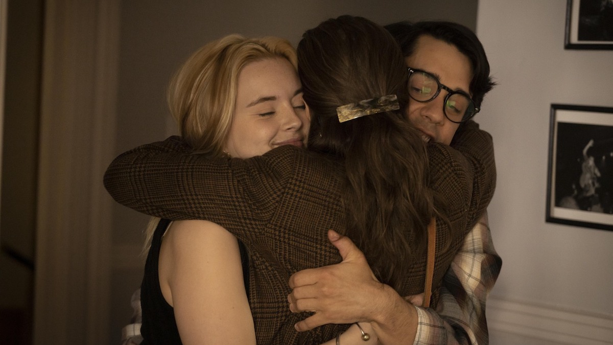 Camille Felton, Carla Turcotte et Étienne Courville incarnent dans leurs jeunes années Jacynthe, PA et Marlène, bande d’ami.e.s indéfectibles dans « Fragments » de Serge Boucher. Photo : Eric Myre