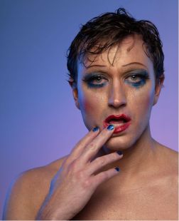 Benoit McGinnis incarne Hedwig dans « Hedwig et le Pouce en furie ». Photo : Cindy Boyce et Marie Des Neiges Magnan