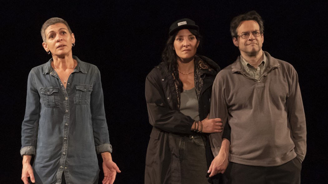 Les interprètes Tania Kontoyanni, Ève Pressault et Alexis Martin prononcent dans la pièce « Le virus et la proie », présentée jusqu’à samedi au Théâtre d’Aujourd’hui, un réquisitoire contre les injustices sociales.