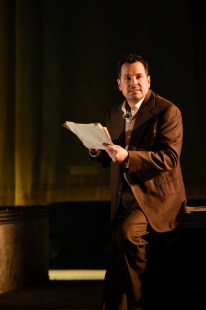 Steve Gagnon incarne Albert Camus. Photo : Yves Renaud