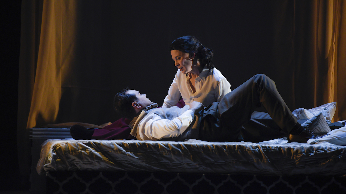 Dans « Je t’écris au milieu d’un bel orage », l’histoire d’amour transcendante d’Albert Camus et de Maria Casarès, incarné.e.s par Steve Gagnon et Anne Dorval, embrase les planches du Théâtre du Nouveau Monde jusqu’au 19 février.