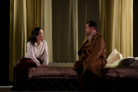 Anne Dorval et Steve Gagnon incarnent les amoureux Maria Casarès et Albert Camus dans Je t’écris au milieu d’un bel orage. 
