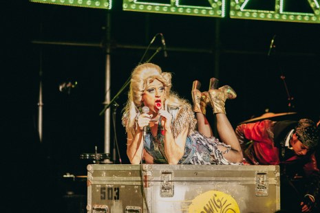 Benoît McGinnis incarne avec fougue le rôle-titre du spectacle musical rock « Hedwig et le Pouce en furie », présenté au Studio TD jusqu’au 4 février.