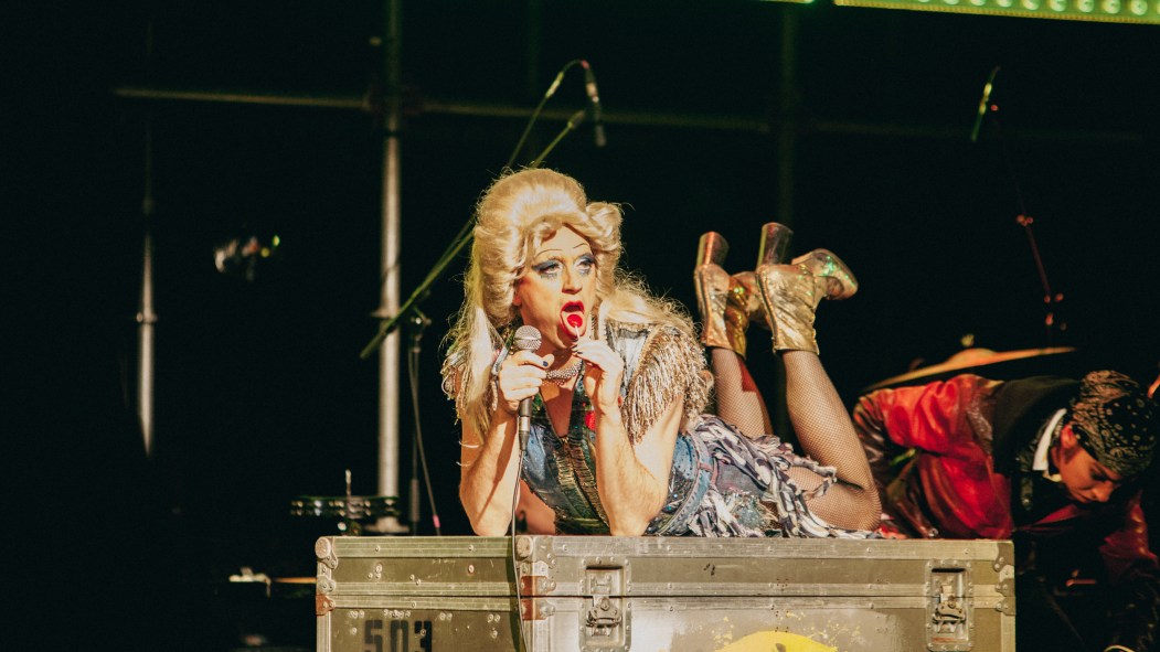 Benoît McGinnis incarne avec fougue le rôle-titre du spectacle musical rock « Hedwig et le Pouce en furie », présenté au Studio TD jusqu’au 4 février.