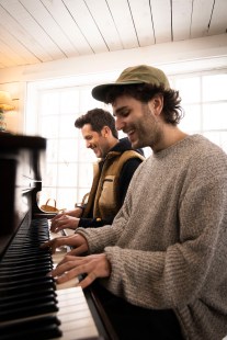 L’animateur de l’émission La vraie nature, Jean-Philippe Dion, et l’auteur-compositeur-interprète Étienne Coppée, qui a créé la chanson pour la cinquième saison de l’émission de TVA. 