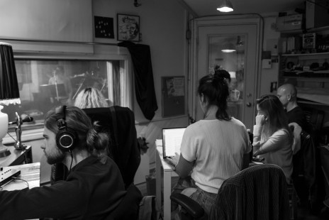 L’équipe derrière l’enregistrement de la série balado « La traversée du siècle », dont Alice Ronfard a salué la jeunesse, la diversité et la passion en entrevue avec Métro. Photo : Marlène Gélineau Payette