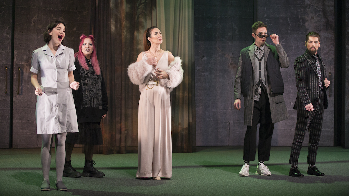 Les personnages cupides de la comédie grinçante « Le faiseur », inspirée de la pièce d’Honoré de Balzac, magouillent sur la scène du Théâtre Denise-Pelletier jusqu’au 18 février.