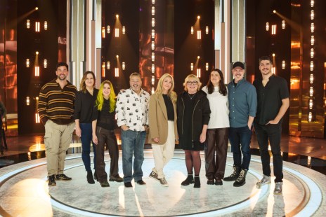 Les capitaines et l’animatrice de « Zénith » ainsi que les quatre premiers artistes y participant jeudi soir. Photo : Benoit Rousseau/Zénith Média