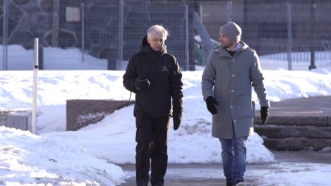 Le météorologue à Radio-Canada Pascal Yiacouvakis (à gauche), qui s’entretient dans le documentaire Verglas ’98 avec l’animateur Etienne Boulay, s’est senti « sur la ligne de front » tout au long de la crise du verglas, raconte-t-il. Photo : Corus Média