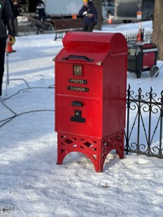 Boîte aux lettres d’antan lors du tournage du film « Dis-moi pourquoi ces choses sont si belles... ». Photo : Caroline Bertrand