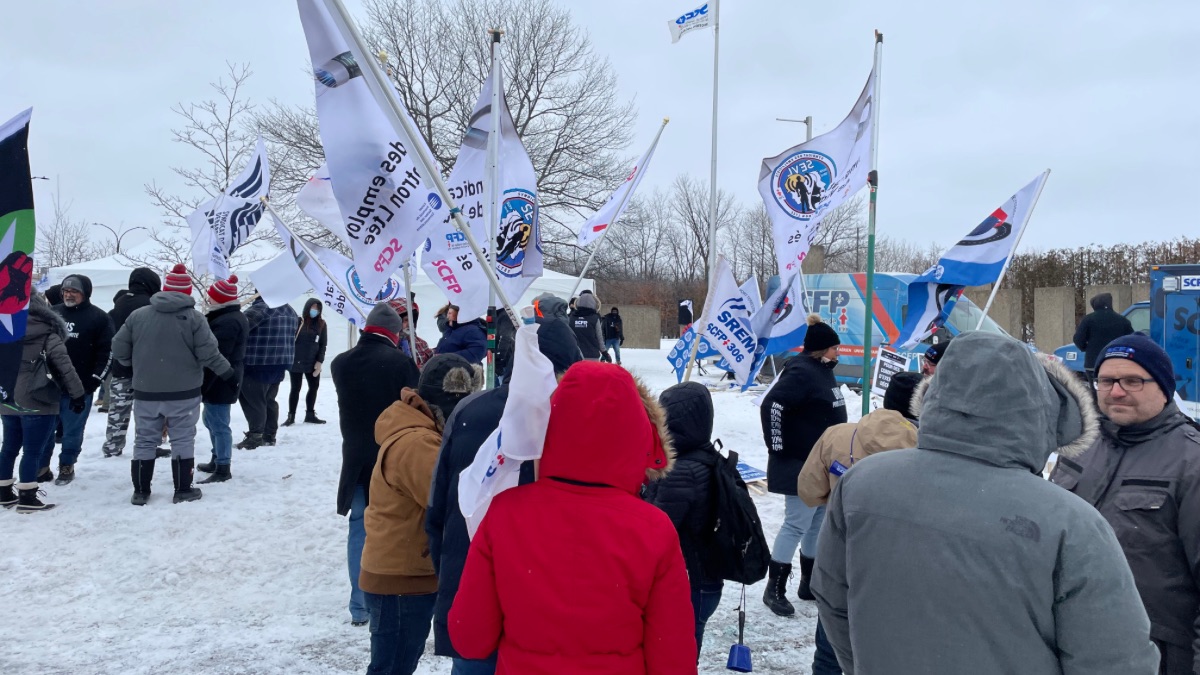 Les employés s'étaient donné rendez-vous devant l'Institut national de psychiatrie légale Philippe-Pinel pour faire entendre leur colère.