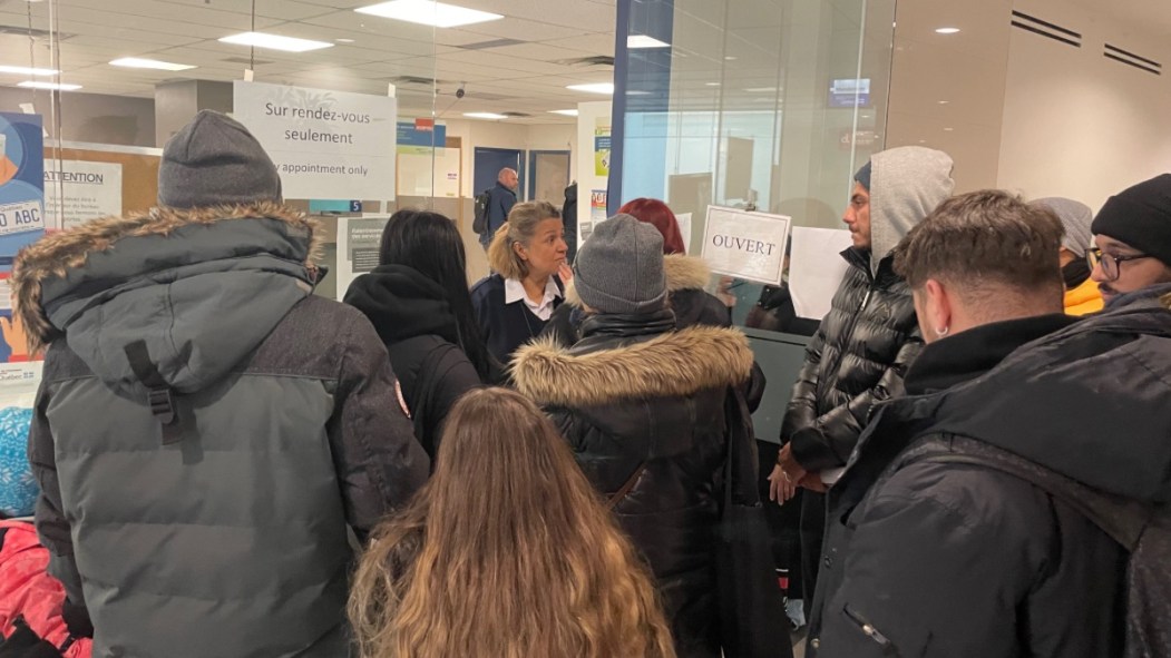 Certains ont attendu près de trois heures devant les portes de la succursale Place Dupuis de la SAAQ pour tenter d'obtenir un rendez-vous.