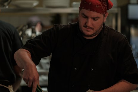 Charles-Aubey Houde incarne le cuisinier Bébert au passé houleux que Stéphane voit comme un mentor dans « Le plongeur ». Photo : Immina Films