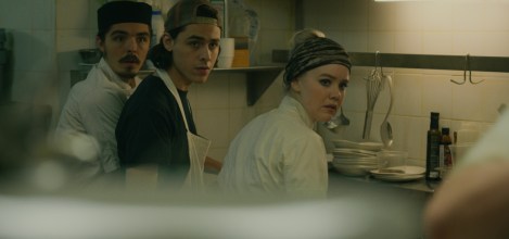 Jonathan (Robin L’Houmeau), Stéphane (Henri Picard) et Bonnie (Joan Hart) dans une scène du film « Le plongeur ». Photo : Immina Films