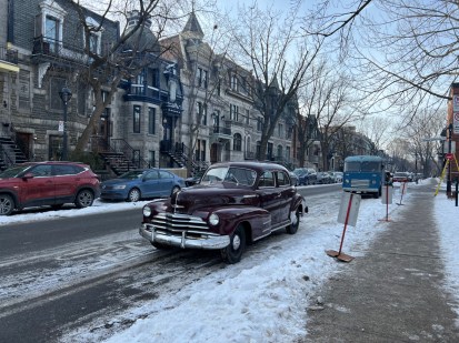 Voiture d’antan lors du tournage du film « Dis-moi pourquoi ces choses sont si belles... ». Photo : Caroline Bertrand