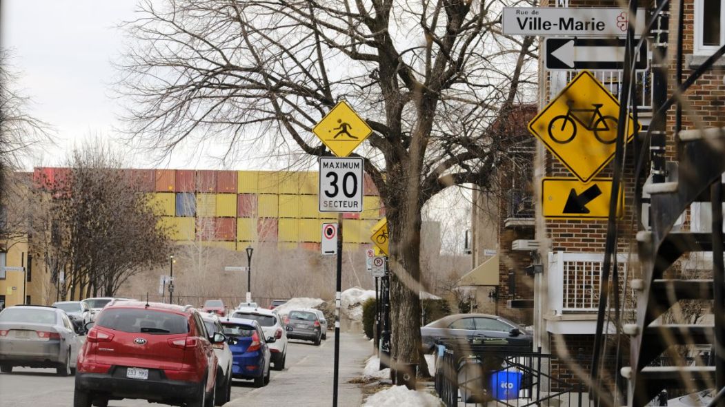 Les résidents autour du Parc St-Clément, dans Hochelaga-Maisonneuve, sont maintenant voisins d'un mur de conteneurs.