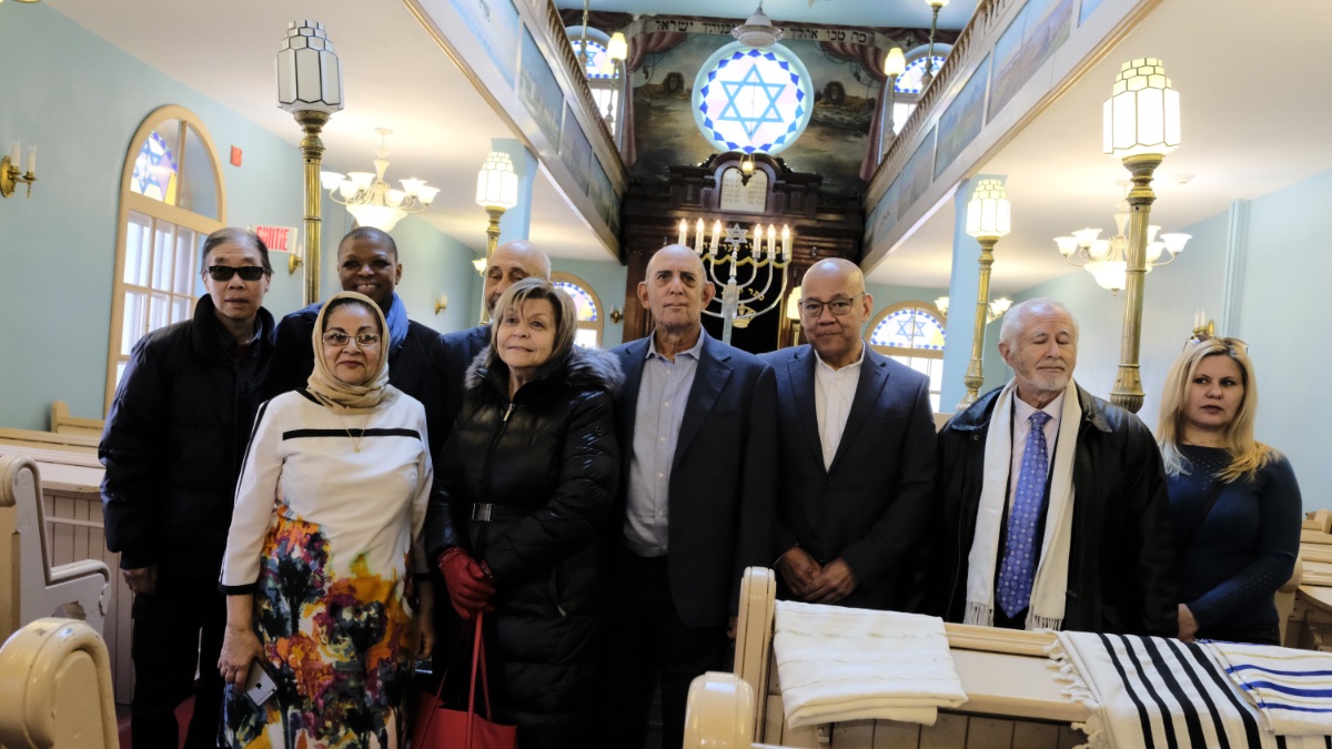 Fo Niemi, directeur général du Centre de recherche-action sur les relations raciales (CRARR), Farida Mohamed du Conseil national des femmes musulmanes, Frantz Voltaire président de la Semaine d'actions contre le racisme et Sharon Nelson, vice-présidente de l'Association jamaïcaine de Montréal étaient présents ce 4 avril aux côté de Marvin Rotrand, directeur national de B'nai Brith, pour dénoncer cet acte d'antisémitisme.